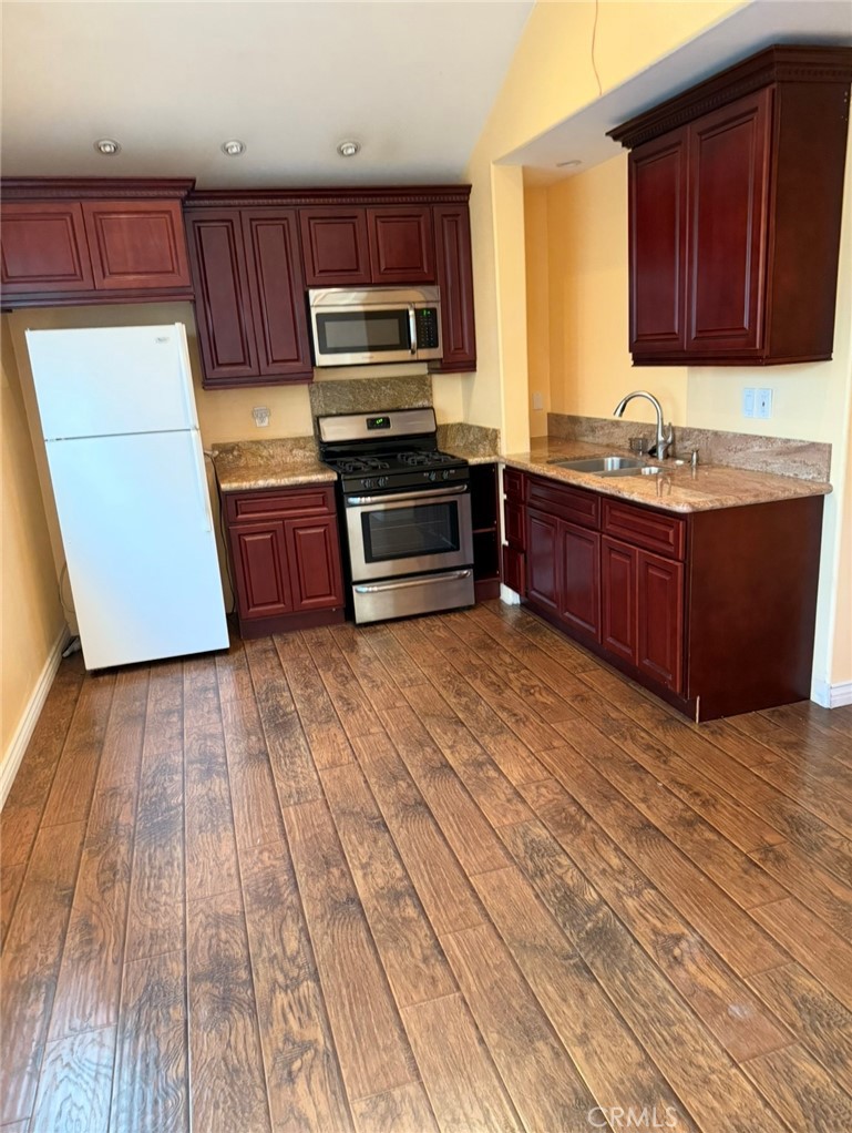 LOCATION, LOCATION, LOCATION 1 Bedroom ,1 Bath.Residece 600.sqf, wood floor, an open kitchen, walking closet, laundry room, and beautiful.back yard
