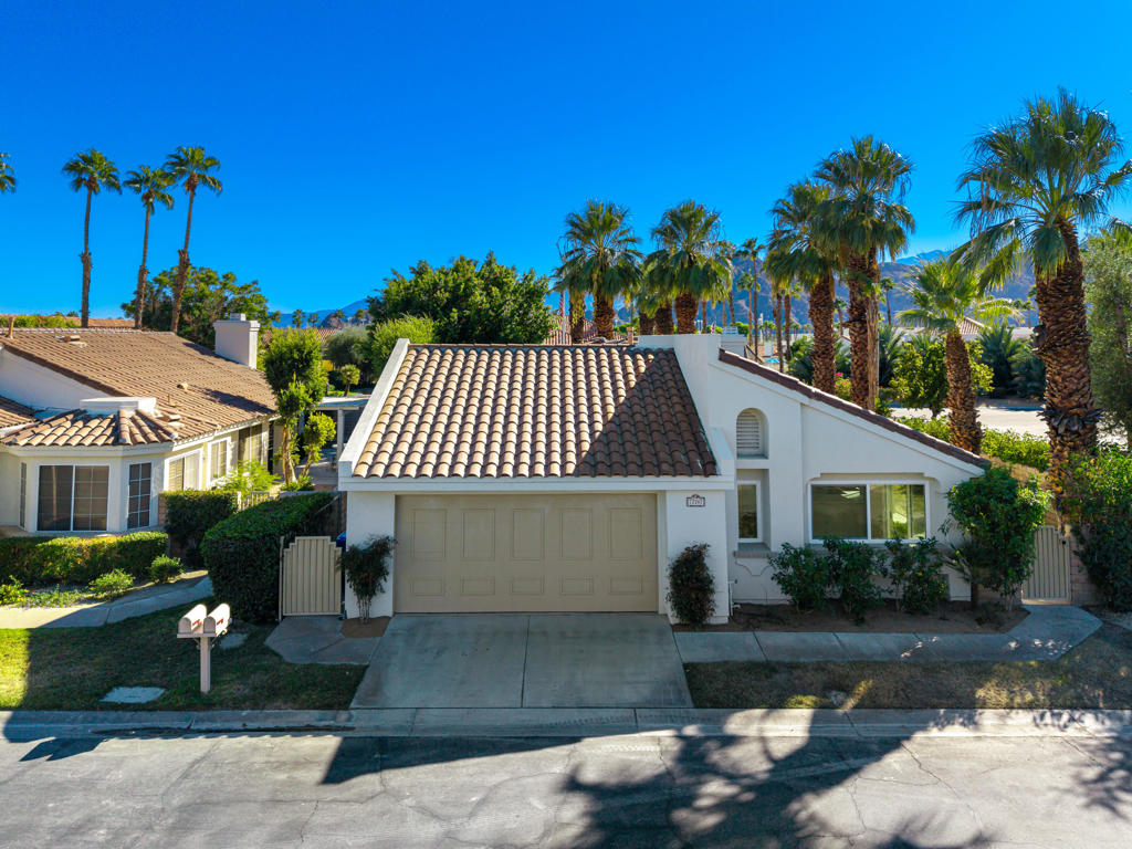 Amazing Desert Breeze HomeFull remodel including: Floors, Windows, Appliances , Paint Countertops, Bathrooms and much more. Must see to appreciate.
