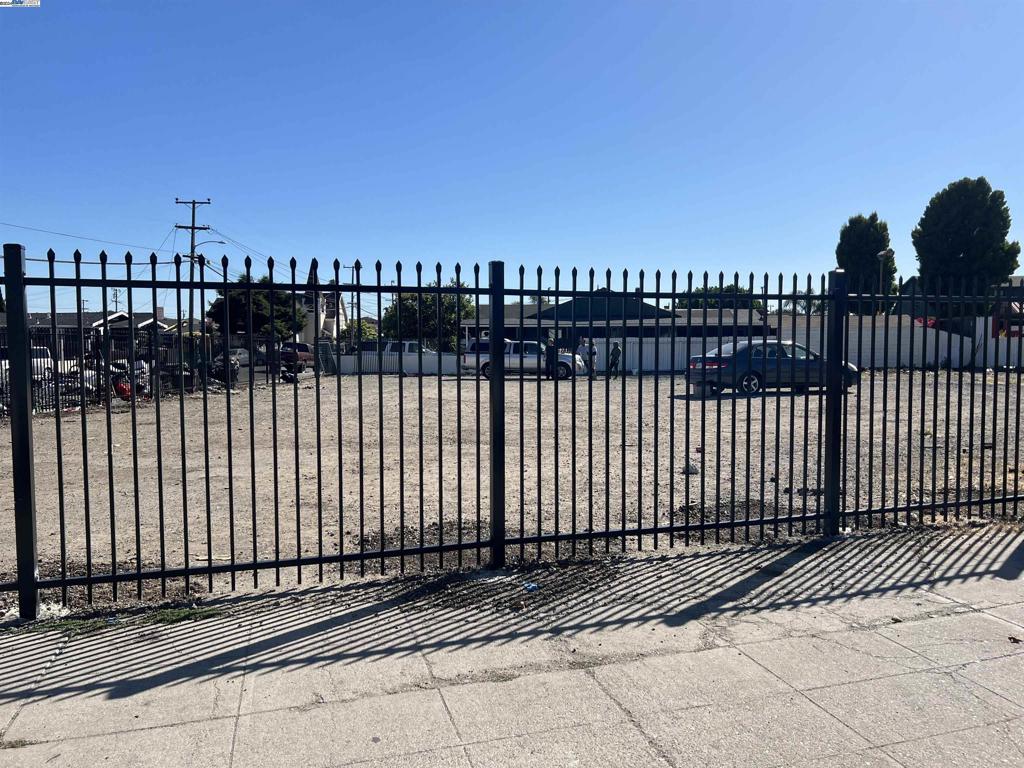 Bring you plans all developers! Check with City for possibilities! Developement possibility ***City wants mixed use, retail with housing above*** High traffic corner lot, next door to a busy Fast food chain. Across from A/C transit station. ***Possible lease available***** Zoning is RU-5 for retail/housing multi useZoning Dept 510-238-6283 Robert Merkamp email rmerkamo@oaklandca.gov or Neil Gray 510-238-3878 email to ngray@oaklandca.gov general #510-238-6870