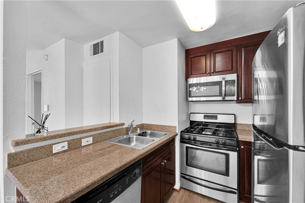5535 Canoga 332