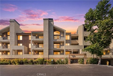 Photo of 5535 Canoga AVE #332, Woodland Hills, CA 91367 (MLS # SR26107421)