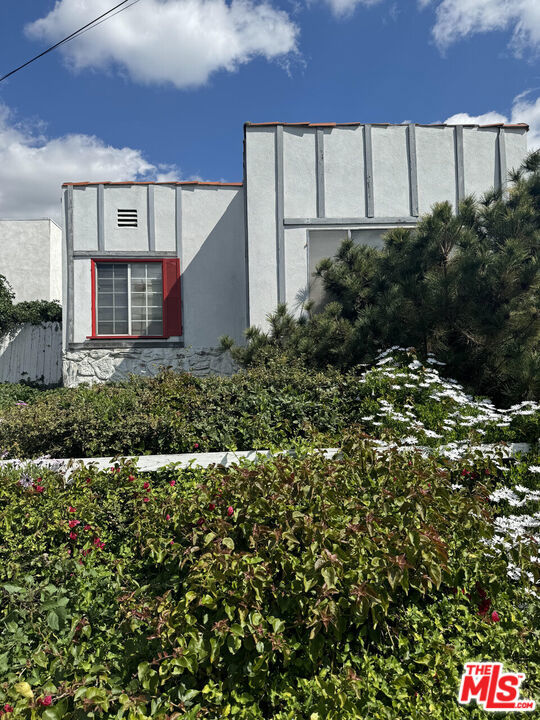 Don't miss this exceptional opportunity to own a well-located, income-generating duplex in the heart of Inglewood. Situated on a 4,794 sq. ft. lot, this detached property features two spacious 2-bedroom, 1-bathroom units, each currently rented at $1,500/month. With a total of 4 bedrooms and 2 bathrooms across 1,633 sq. ft. of living space, this property is perfect for investors or owner-occupants looking to maximize value. Ideally positioned north of Florence and south of Hyde Park, this property is minutes from the Kia Forum, Sofi Stadium, Edward Vincent Park, and the Intuit Dome. The front unit has a long-term tenant whilst the rear tenant has secured the garage and backyard areas and owns multiple vehicles. LAR3 zoning may offer future development potential (buyer to verify).Located in a rapidly developing neighborhood with strong growth potential, this property offers a rare chance to invest in one of Inglewood's most promising areas.