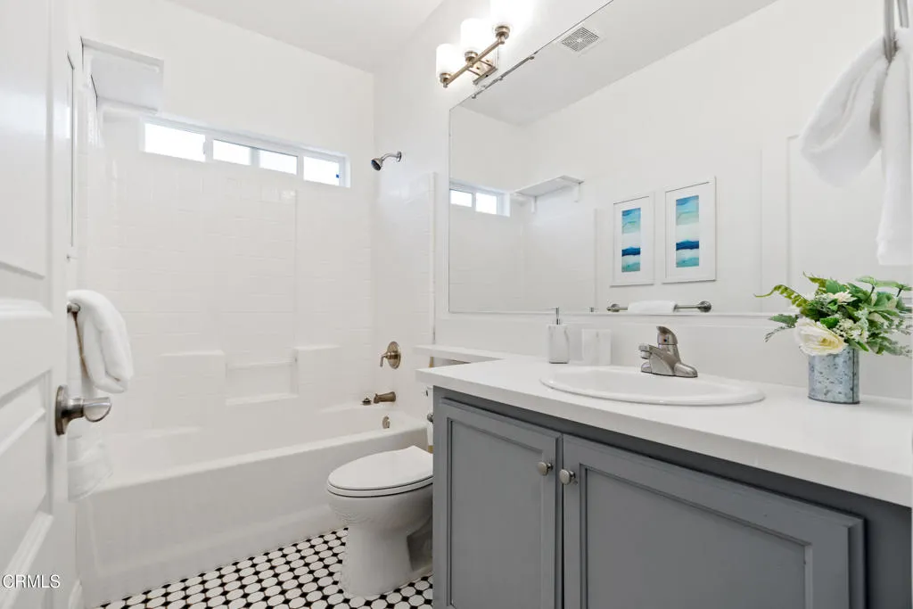 Los Angeles, California 90065, United States, 3 Bedrooms Bedrooms, ,2 BathroomsBathrooms,Residential,Active,196564