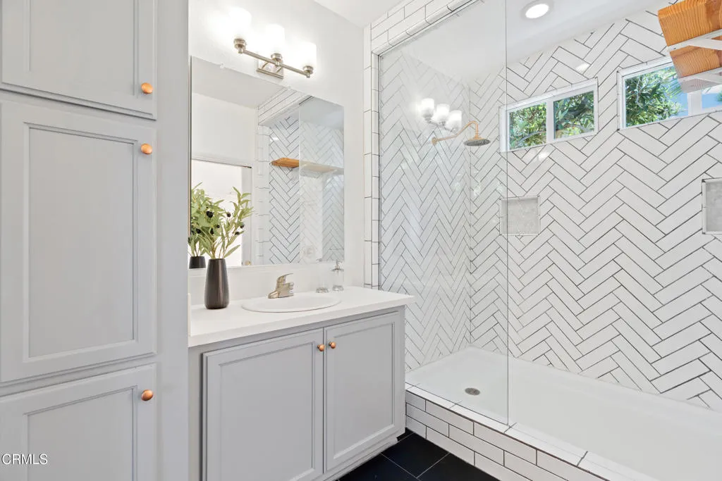 Los Angeles, California 90065, United States, 3 Bedrooms Bedrooms, ,2 BathroomsBathrooms,Residential,Active,196564