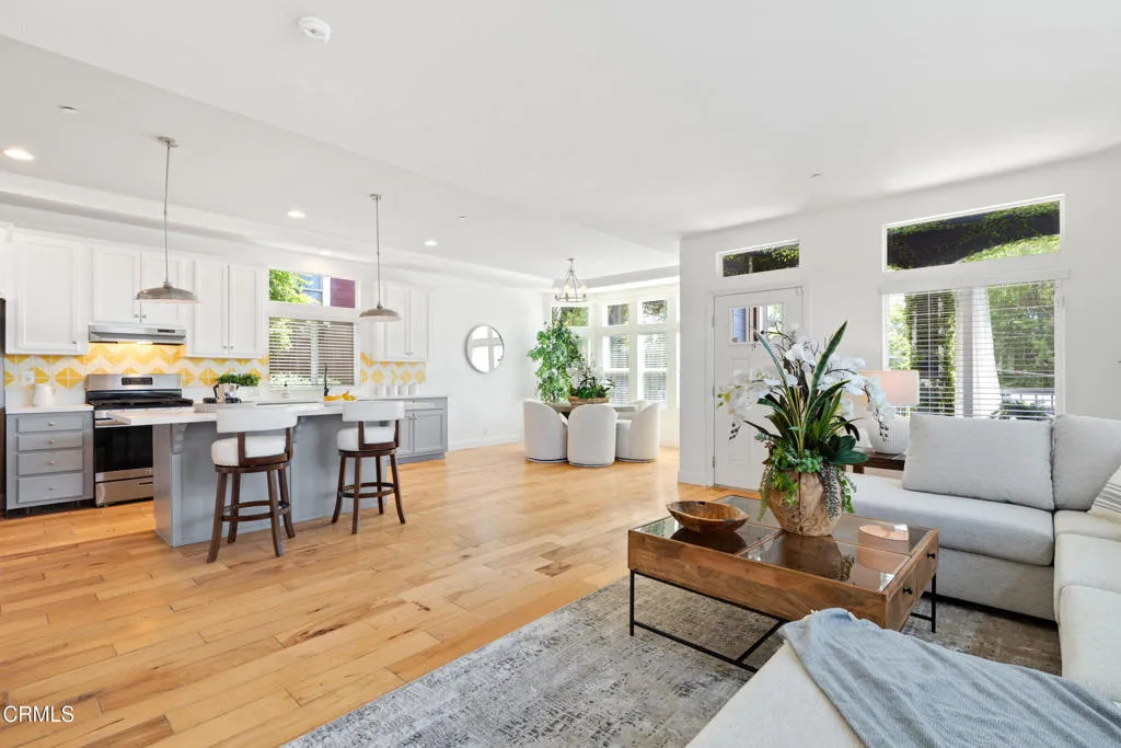 Los Angeles, California 90065, United States, 3 Bedrooms Bedrooms, ,2 BathroomsBathrooms,Residential,Active,196564