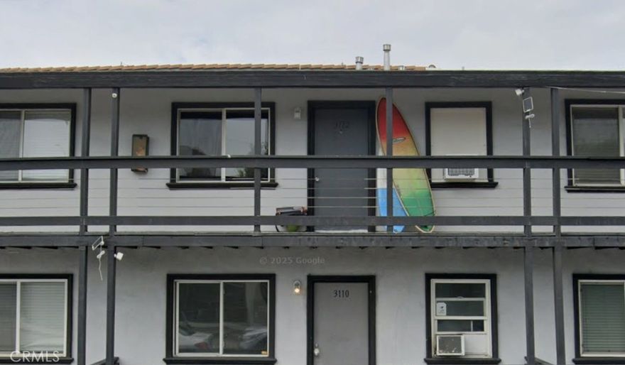 Beach Living! Short distance to the ocean, freeways and the hot spot Abbott Kinney.  Make yourself at home with this move in ready apartment.