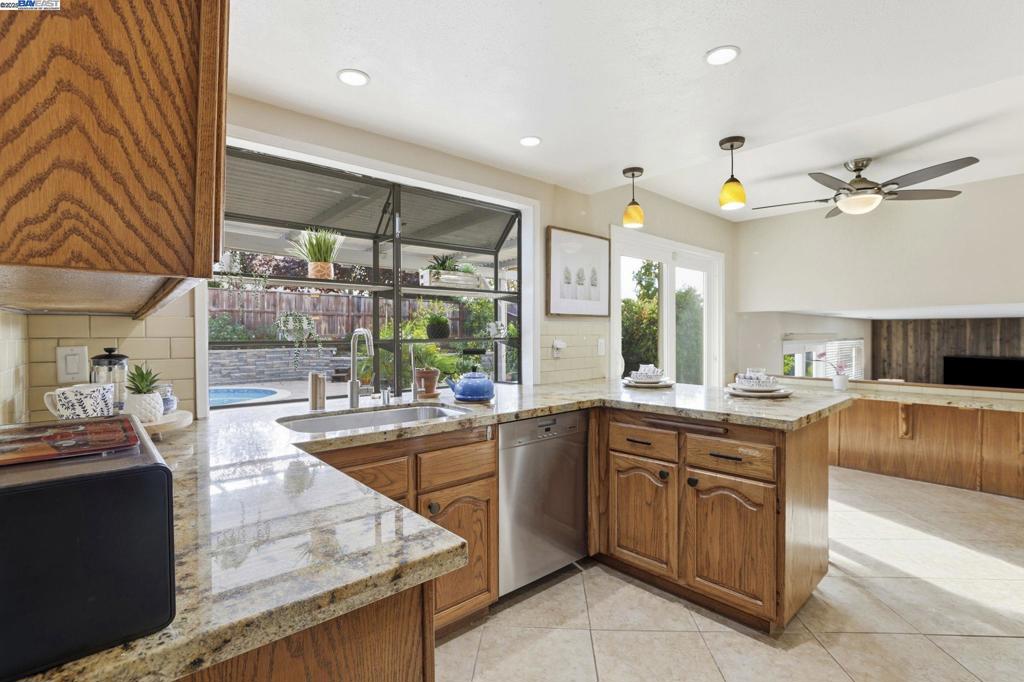 VINTAGE HILLS - Residential