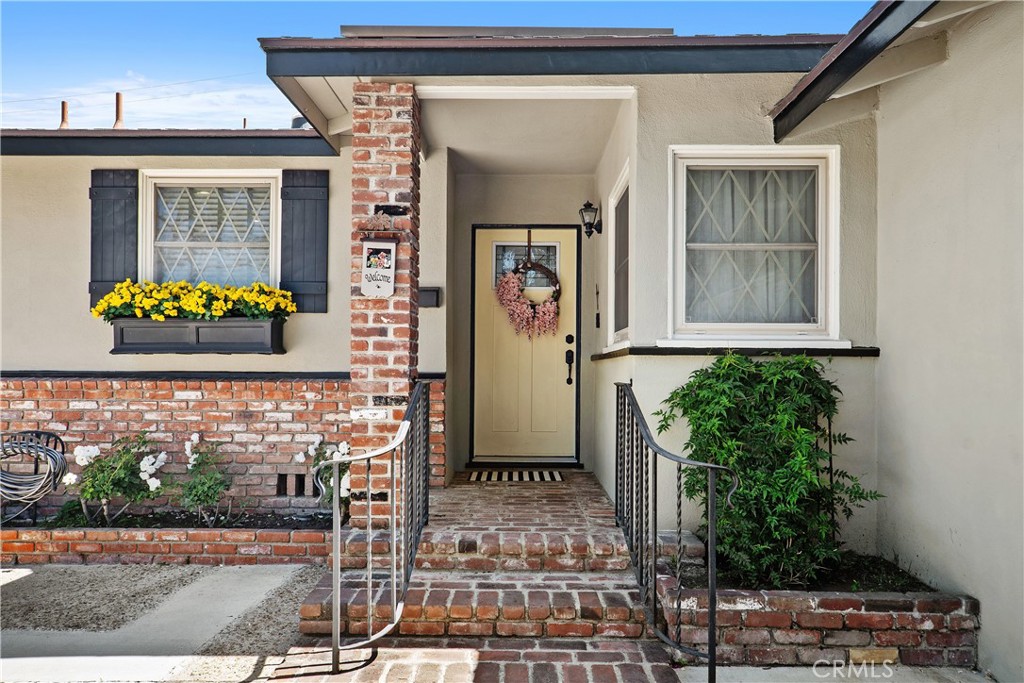 852 Kallin Avenue