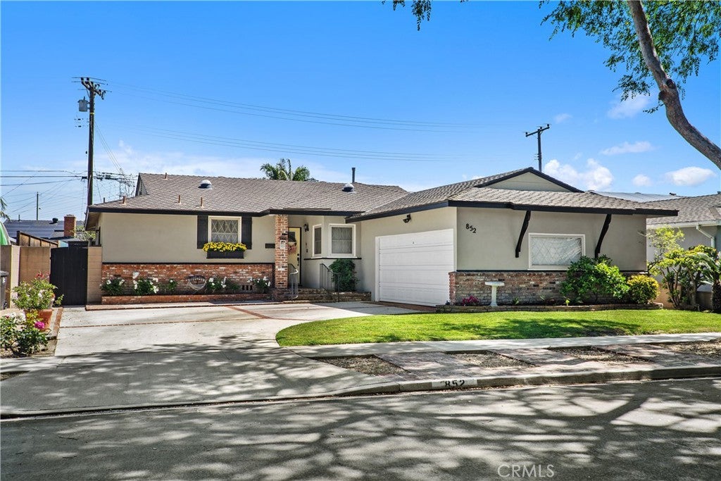 852 Kallin Avenue