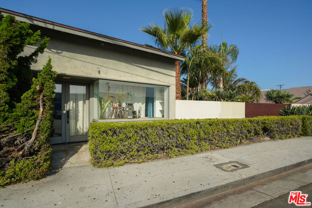 4546 S Centinela Avenue