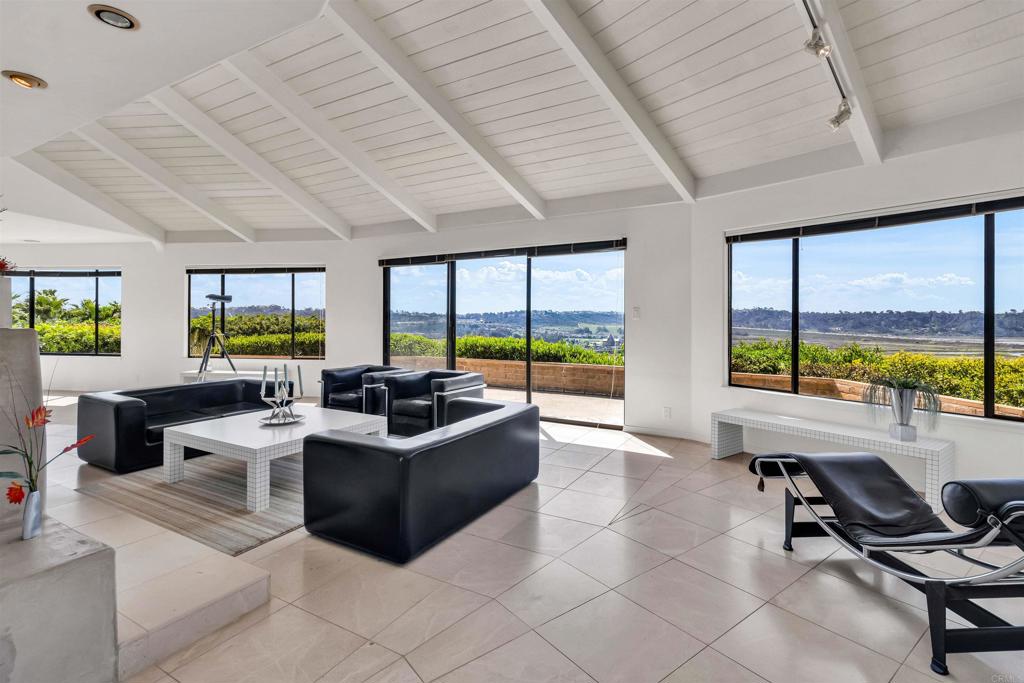 4594 Vista De La Patria