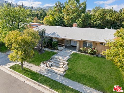Photo of 24311 Aetna Street, Woodland Hills, CA 91367 (MLS # 25576067)