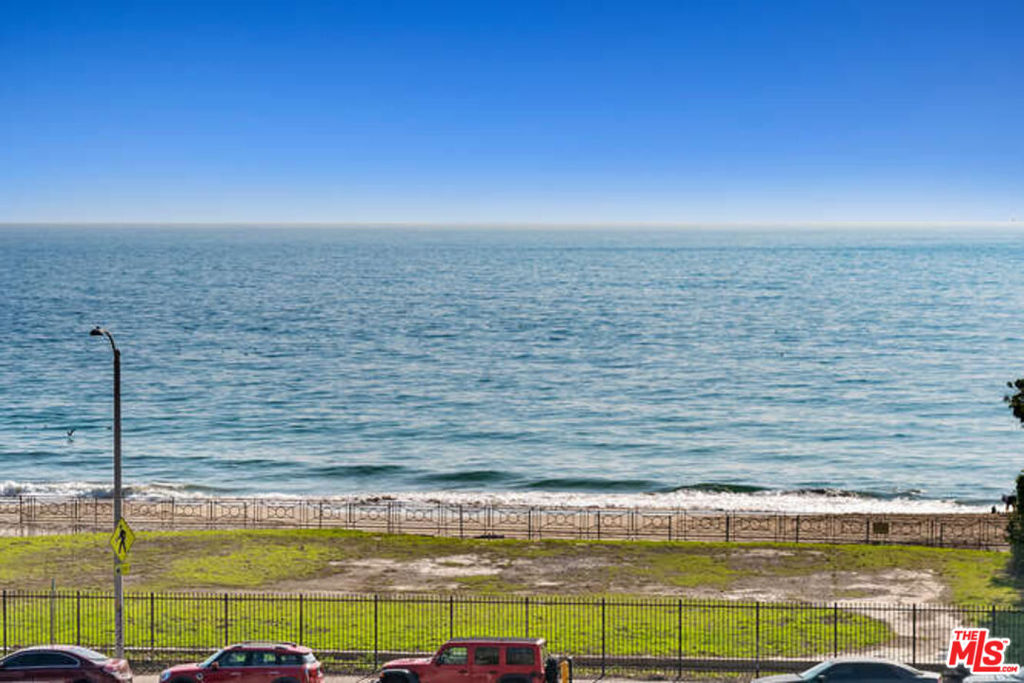 Furnished. Stunning white water & ocean views from the Malibu Pier to the Santa Monica Bay. Across from from prestigious Carbon Beach aka "Billionaire's Beach" with easy beach access and a short distance to restaurants (Nobu, Soho House's Beach Club Malibu, Malibu Farm, V's, etc.) & shopping (Malibu Country Mart, The Lumberyard, etc.). Close to World Famous Surfrider Beach, rental shops for surfing, kayaking, water sports, etc. Light and bright. Updated kitchen and bathroom. Vaulted ceilings. Ocean view private patio. Flexible terms, 30 day minimum available.