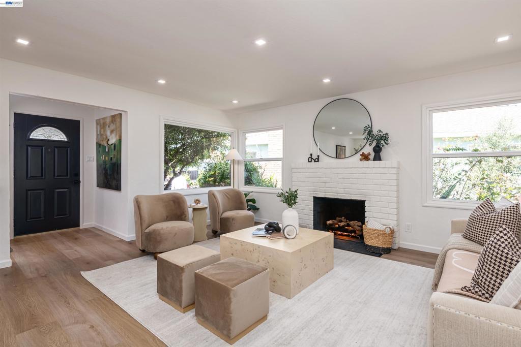3229 Toyon Ter