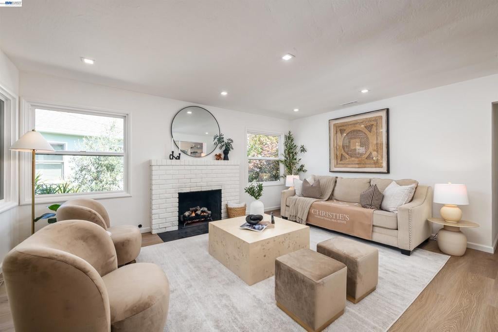 3229 Toyon Ter