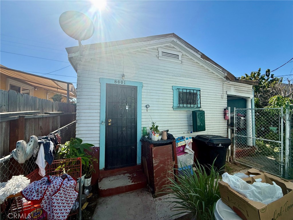 Main image without alt text