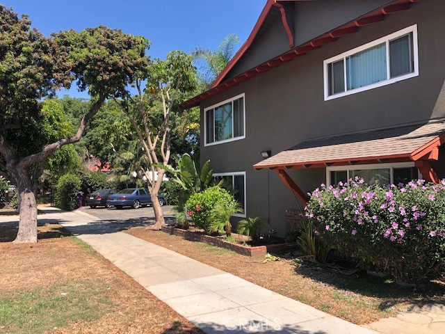 This is a spacious 1 bedroom 1 bath in nice Long Beach location. New Floors, New paint, Blinds, Curtains, Recessed lights, Granite counter tops. Space for 1 vehicle, Laundry area. A few miles away from the Ocean. Large windows with lots of sunlight. Quiet building.