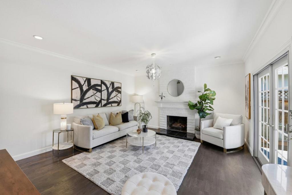1683 Hyacinth Lane