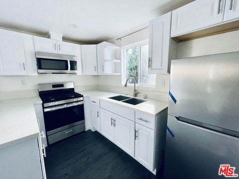 Photo of 463 N Ardmore Avenue, Los Angeles, CA 90004 (MLS # 25516985)