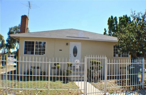 Photo of 2101 S Sycamore St, Santa Ana, CA 92707 (MLS # TR26066799)