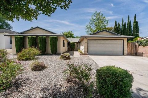 Photo of 6575 Cleomoore Ave, West Hills, CA 91307 (MLS # SR26079390)