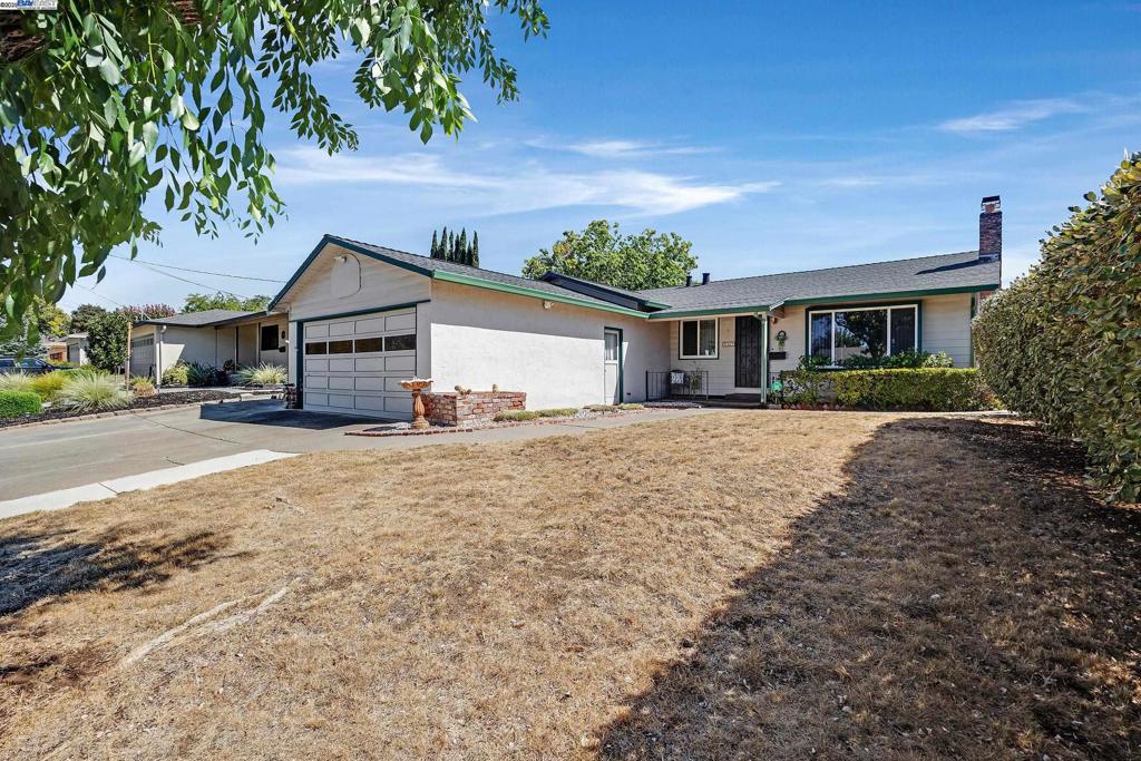 NEW SOUTHSIDE LISTING!! **OPEN HOME SAT & SUN, AUG 23/24, 1:30-4:00 PM** QUIET, LOW-TRAFFIC LOCATION, WELL PRICED 4 BEDROOM 2 BATH HOME WITH REMODELED KITCHEN, GRANITE COUNTERS, STONE BACKSPLASH, GAS STOVE, MICROWAVE, HARDWOOD FLOORING, CENTRAL HEAT & AIR CONDITIONING, DUAL PANE WINDOWS, UPGRADED PRIMARY BATH, LARGE DINING AREA, FIREPLACE WITH GAS STARTER, CLOSE TO AWARD-WINNING SCHOOLS AND MINUTES FROM DOWNTOWN, HIGHWAY 84 AND THE SOUTHBAY
