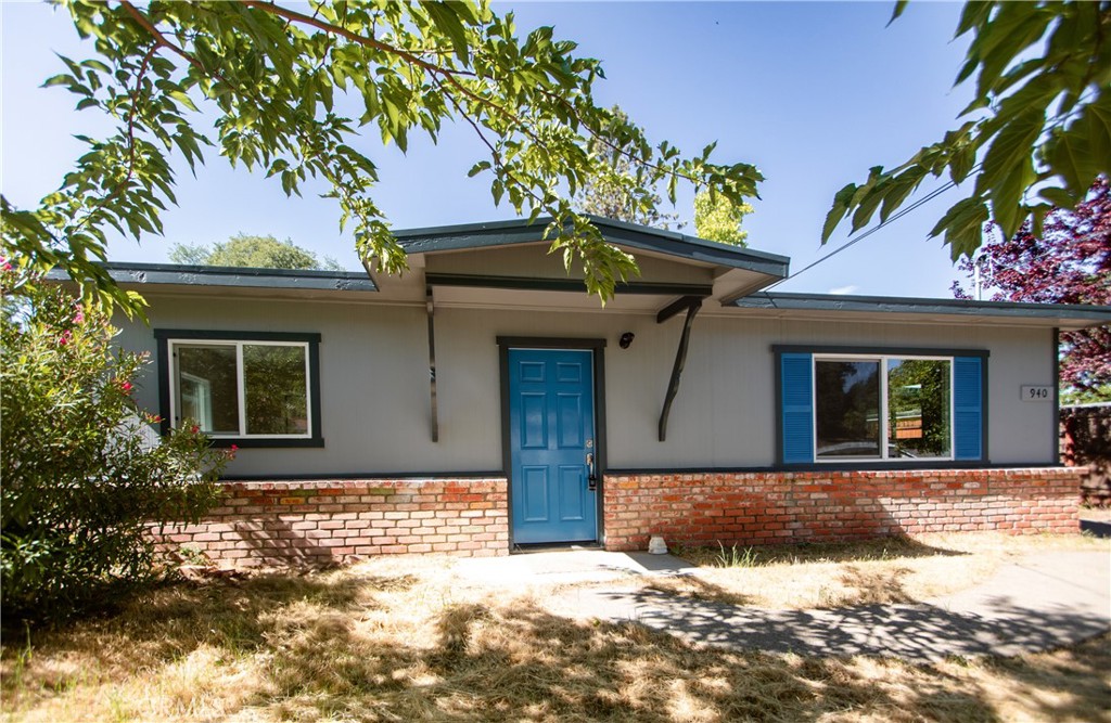 Charming Remodeled Bungalow Near Downtown!
This freshly remodeled 2-bedroom, 1-bath home is full of potential and ready for your personal touch. Step inside to find updated finishes and a bright, open layout that feels both modern and inviting. While appliances are not included, the blank slate gives you the freedom to design your ideal kitchen.
Enjoy the screened-in patio porch—perfect for morning coffee or evening relaxation. Out back, the spacious yard offers plenty of room for gardening, entertaining, or even future expansion.
Conveniently located just minutes from downtown, you'll love the close access to shops, dining, and community events. Whether you're a first-time buyer or looking to downsize, this gem is a must-see!