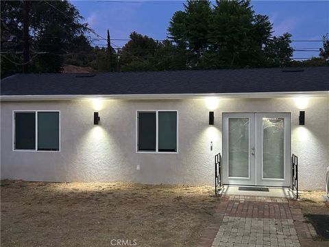 Photo of 7780 Shadyspring Place #B, Burbank, CA 91504 (MLS # DW25178882)