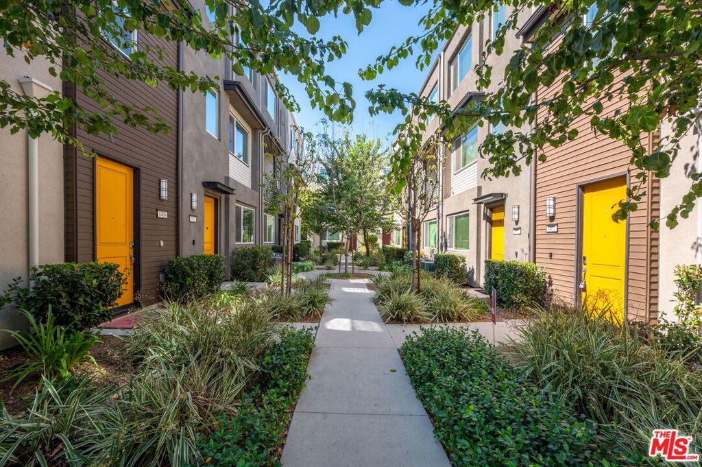 8408 N Fresco Way, Northridge CA 91325