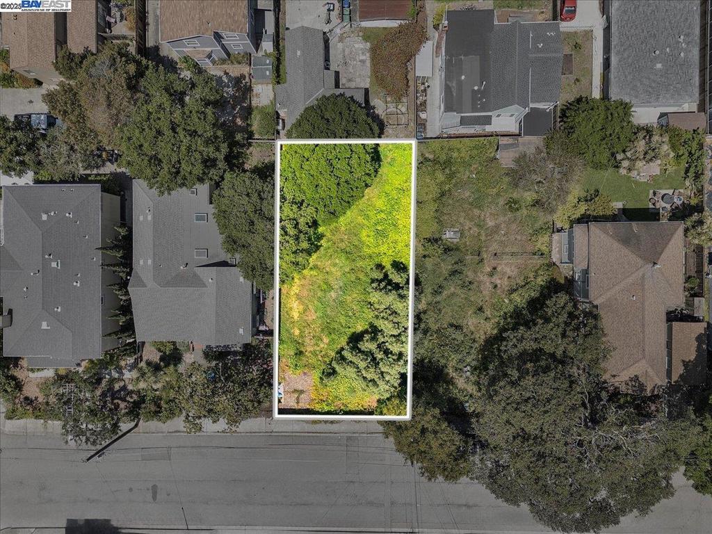 Design-Ready Lot in Alameda’s West End. Welcome to 309 Spruce Street, an approximately 5,000 square foot parcell, tucked away on a cul-de-sac just accessing Woodstock Park. R-4 Zoning offers flexibility for development. Preliminary Plans by Baran Studio Architecture envision a two-story single-family home plus a detached ADU—bringing modern design to a beloved neighborhood (buyers to confirm feasibility with the City of Alameda). Opportunities like this in Alameda’s West End don’t come around often. Whether you’re a builder, architect, or future homeowner, this is a canvas ready for your next chapter. Buyers to verify zoning, development potential, and utility access with the City of Alameda.