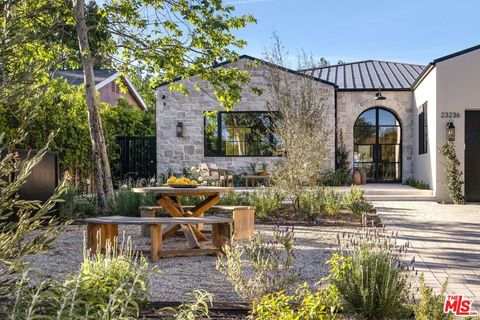 Photo of 23236 Hatteras Street, Woodland Hills, CA 91367 (MLS # 26668469)