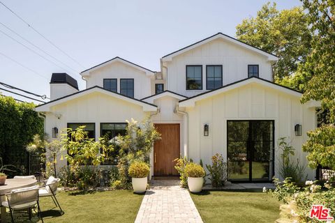 Photo of 5651 Clinton Street, Los Angeles, CA 90004 (MLS # 26833211)