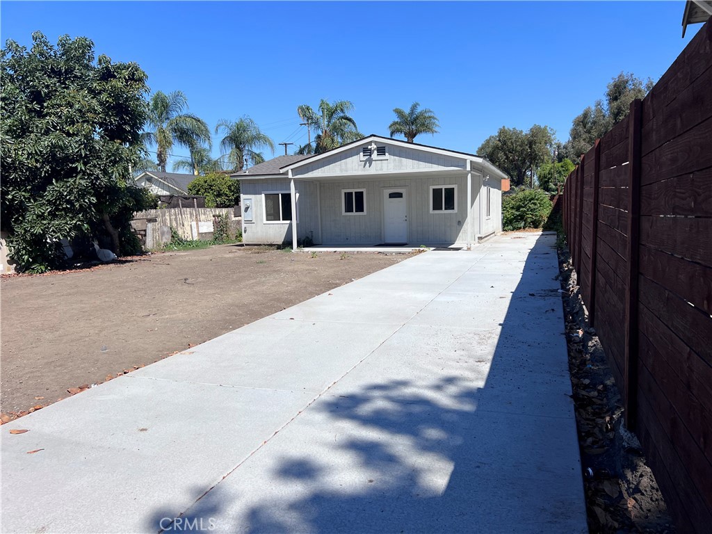1727 SANTA ANA Boulevard