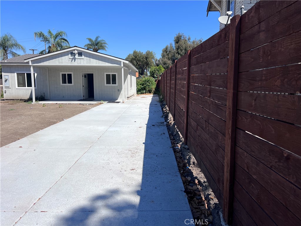 1727 SANTA ANA Boulevard