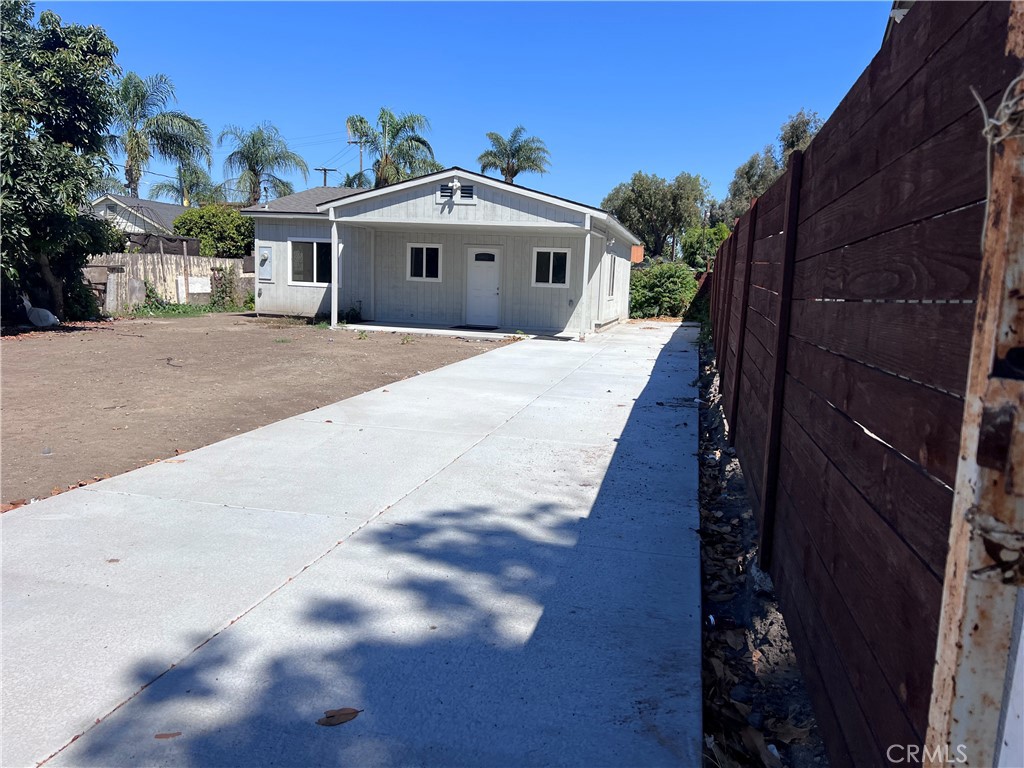 1727 SANTA ANA Boulevard