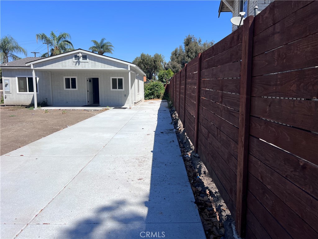 1727 SANTA ANA Boulevard