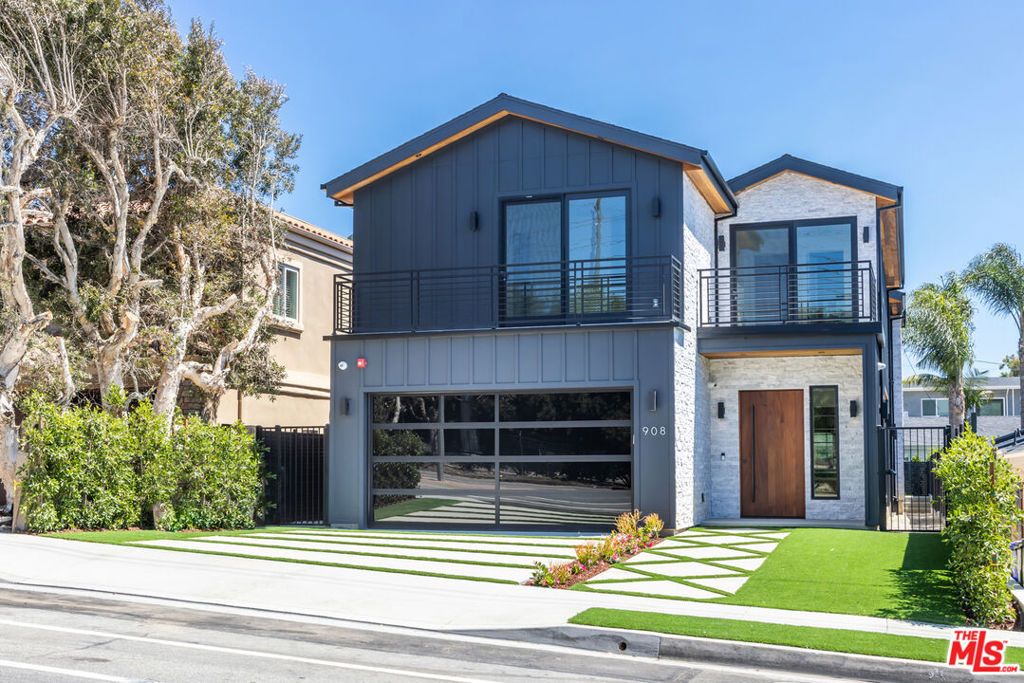 908 Rosecrans Avenue
