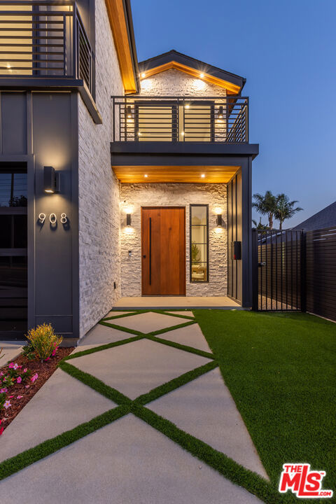 908 Rosecrans Avenue
