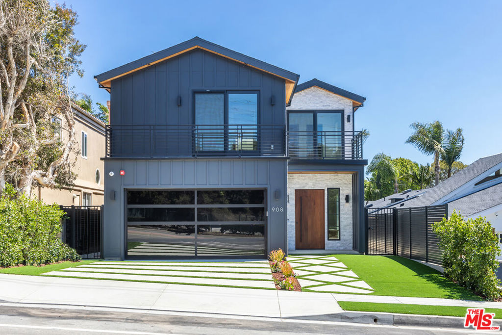 908 Rosecrans Avenue