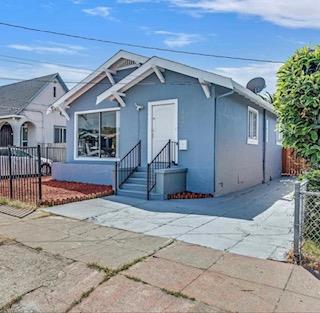 This is a beautiful 3 bedroom two bathroom home with a detached studio in the back. Newly remodeled and ready for a family to call it their own. Big backyard great for family gatherings and a driveway that fits at least 3 cars. The Havenscourt Neighborhood is quiet and all neighbors have been there for years. 2 OPTIONS TO RENT OPTION 1 4 bedrooms and 3 baths $4100/month OPTION 2 FRONT ONLY 3 bedrooms 2 baths $3400/month