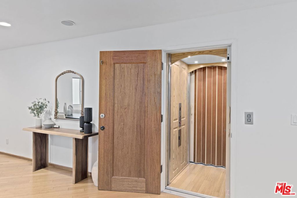 24 Voyage Street 2