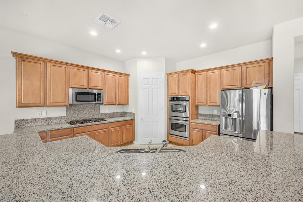 81566 Avenida Sombra