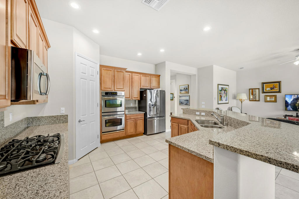 81566 Avenida Sombra