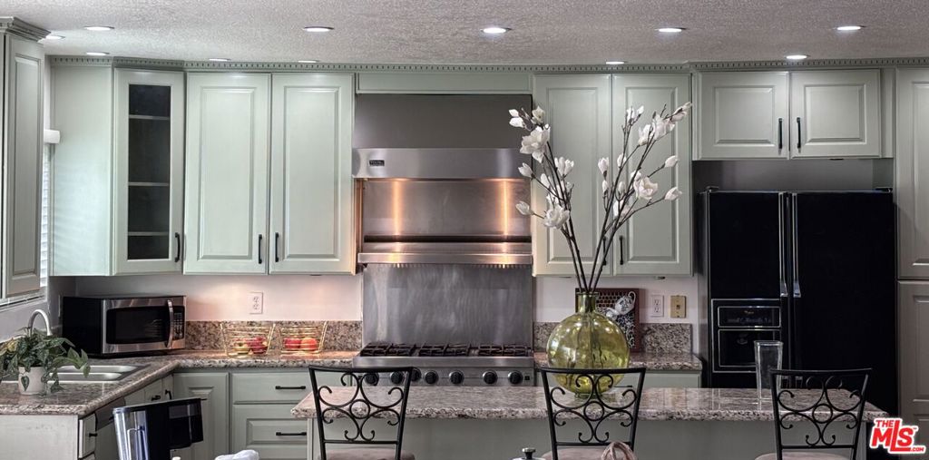 13807 Paddock Street