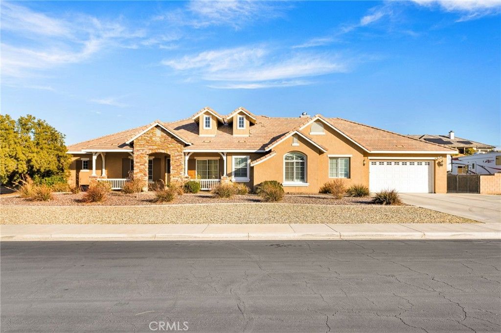 Photo of 12389 Winesap Rd, Apple Valley, CA 92308 (MLS # HD25278183)