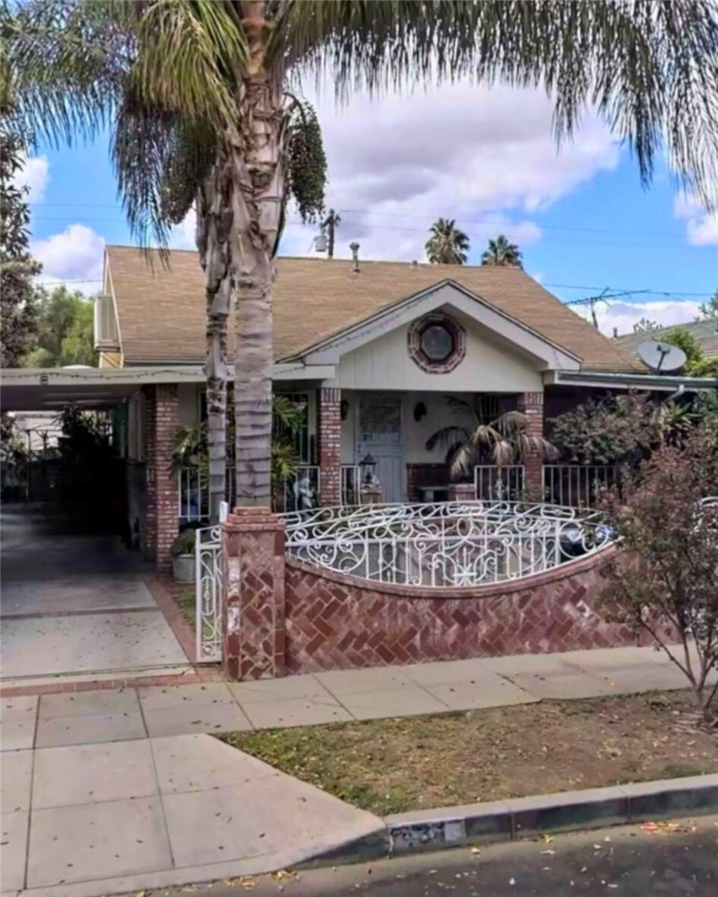 MUST SEE to Unlock a prime opportunity in the robust San Fernando market! This versatile property offes a strategic location with excellent visibility and access, perfect for savvy investors or owner users seeking a opportunity for residential income. The main house features a spacious 3 bedrooms and 3 bathrooms, an over sides loft on the 2nd level. Plus an atached back house with 1 bedroom, 1 bathroom, a full kitchen, and a living area, and a 2nd back unit with a living area small room and bathroom and kitchen area – ideal for rental income, guests, or multi-generational living.
Current title shows 3 bds+2bths. Benefit from San Fernando's thriving economy, superb connectivity to major routes, and supportive community. Located near the 3 major fwys Fwy’s 5, 210, and 118.