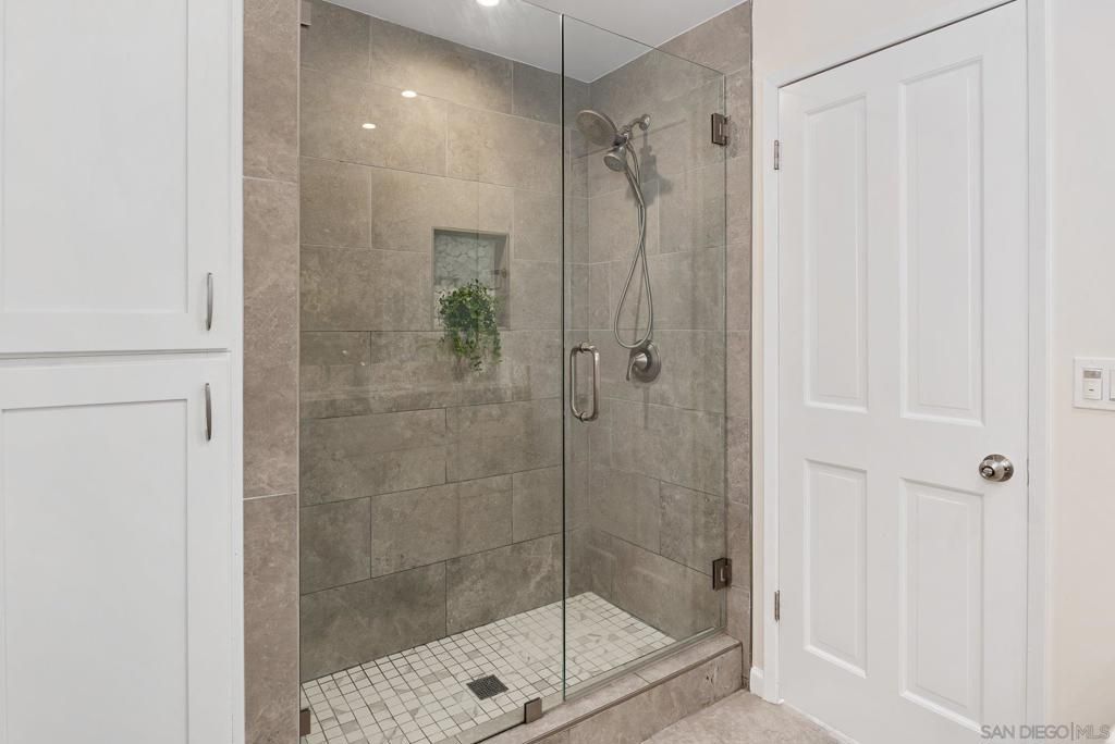 listing image 130723828041129912615