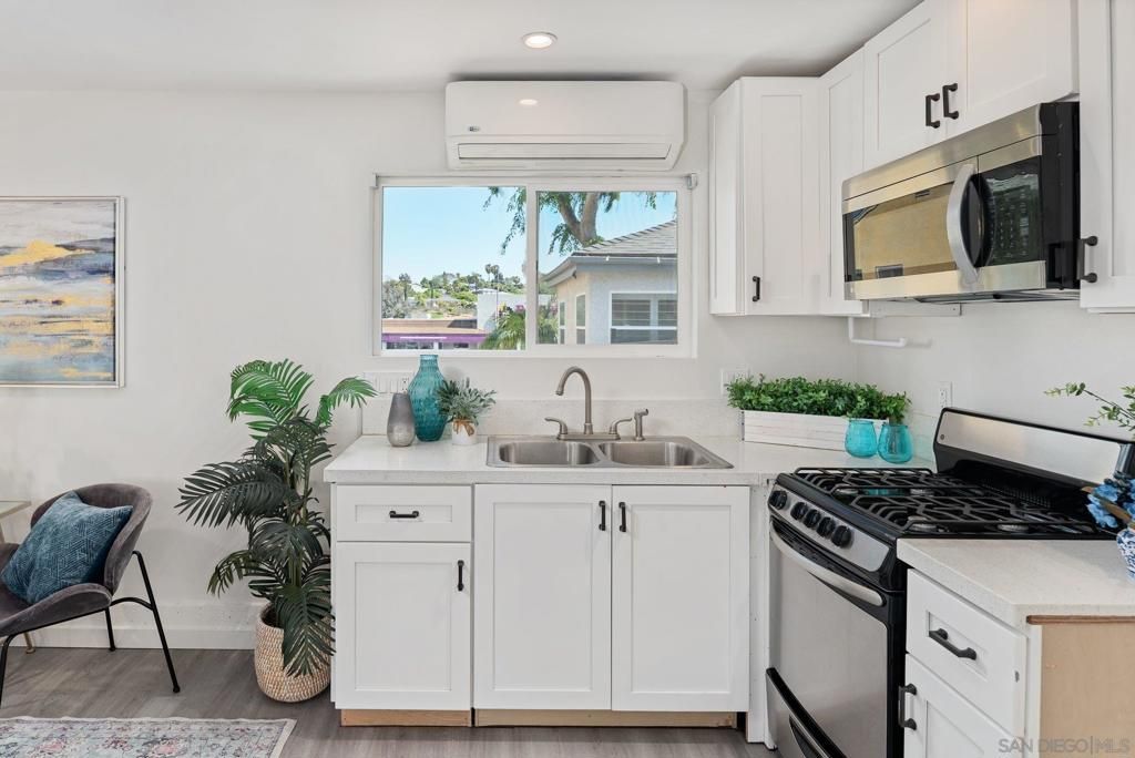 listing image 130727534235952894215