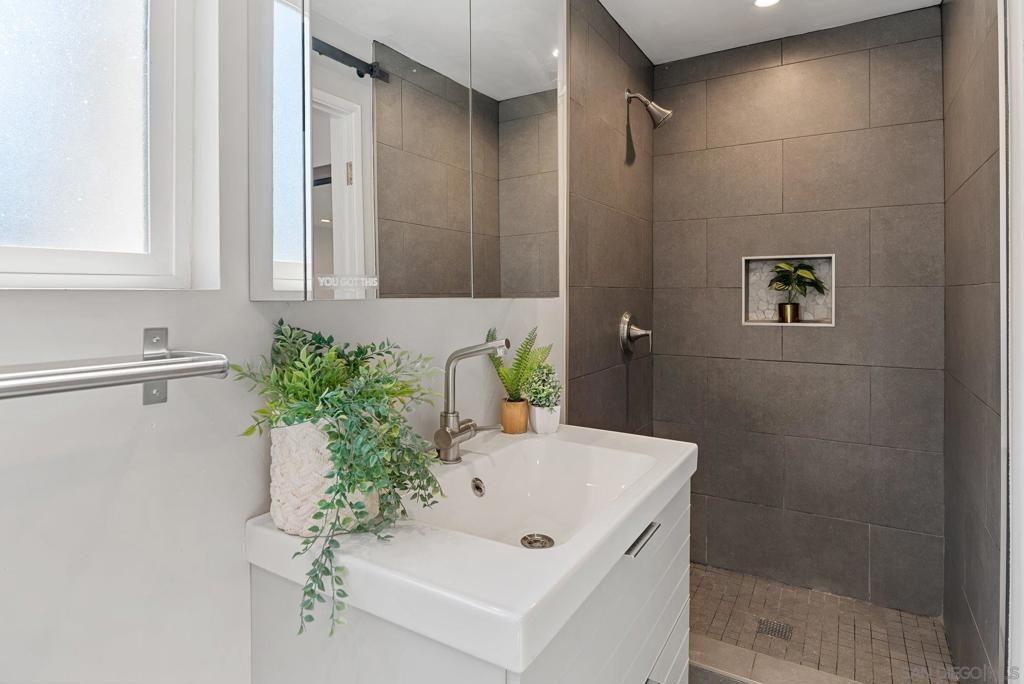 listing image 130724489521995112200