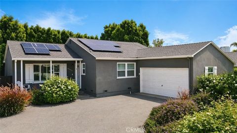 Photo of 6458 Hanna Ave, Woodland Hills, CA 91303 (MLS # SR26084926)